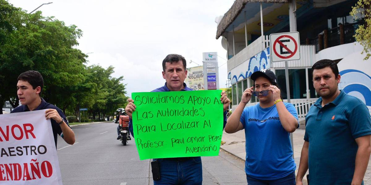 El profe Paul atendía una llamada en la cochera cuando unos hombres lo raptaron; hoy claman por su regreso El profe Paul atendía una llamada en la cochera cuando unos hombres lo raptaron; hoy claman por su regreso