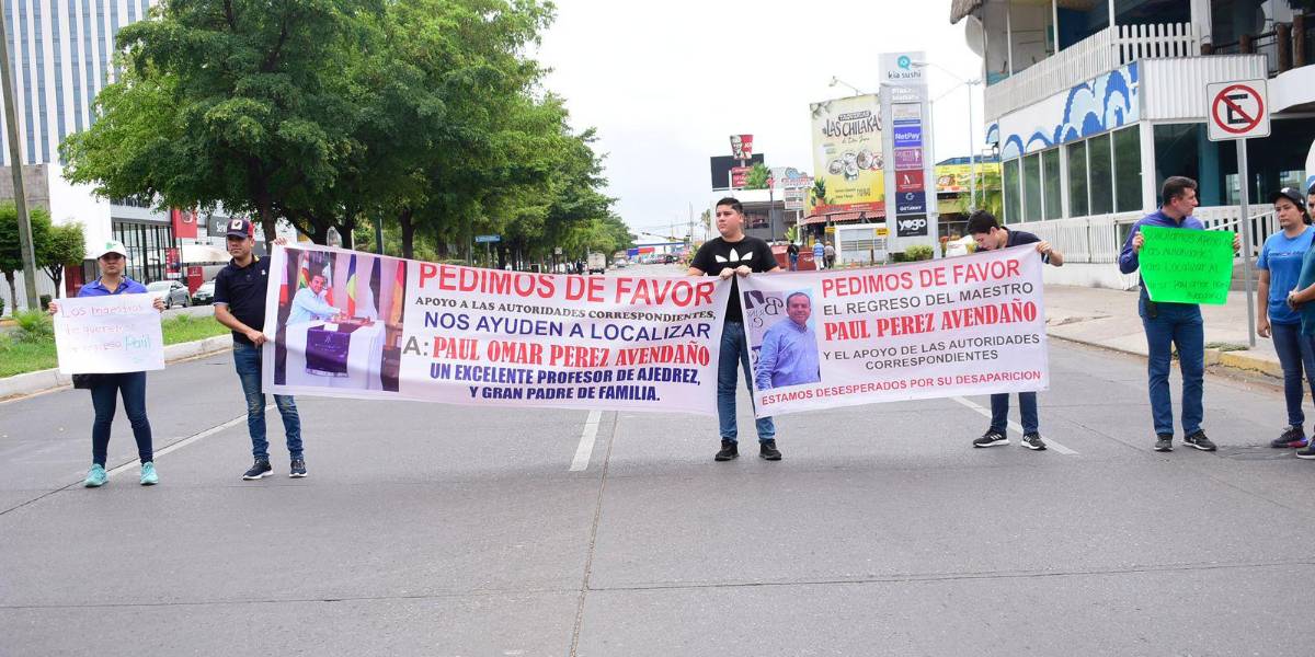El profe Paul atendía una llamada en la cochera cuando unos hombres lo raptaron; hoy claman por su regreso El profe Paul atendía una llamada en la cochera cuando unos hombres lo raptaron; hoy claman por su regreso