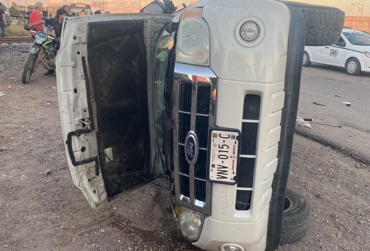 $!Tren embiste a camioneta en crucero de La Cruz, Elota; hay una lesionada