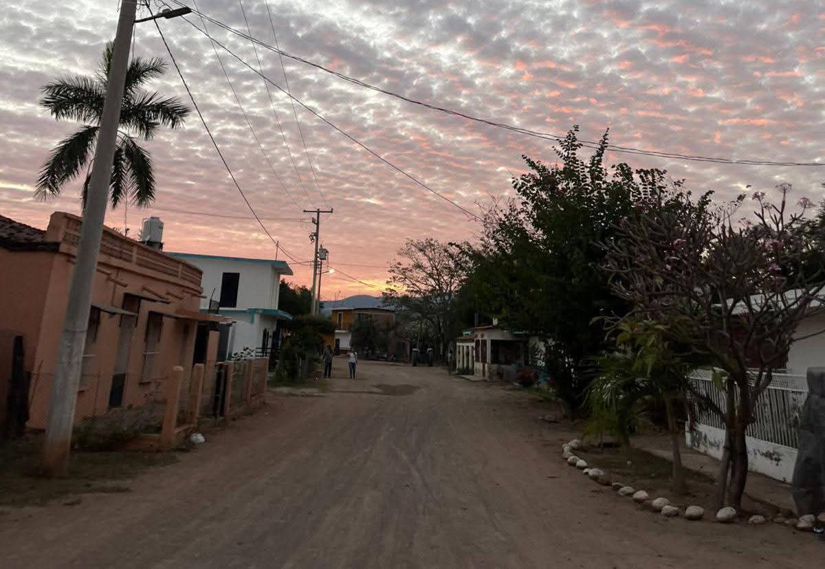 $!Vecinos de Los Copales, Rosario, piden se restablezca energía eléctrica; llevan casi 24 horas sin luz
