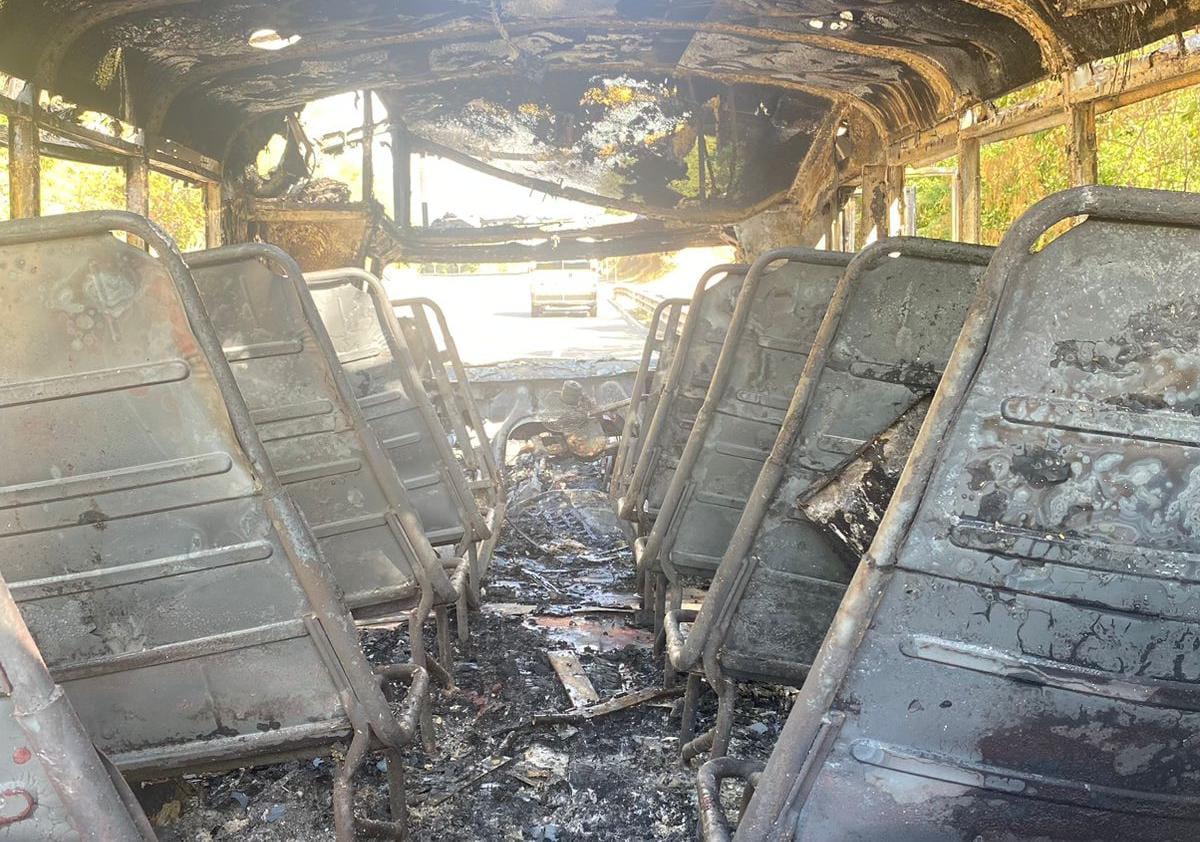 $!Autobús de transporte de personal se incendia en la Supercarretera Durango–Mazatlán