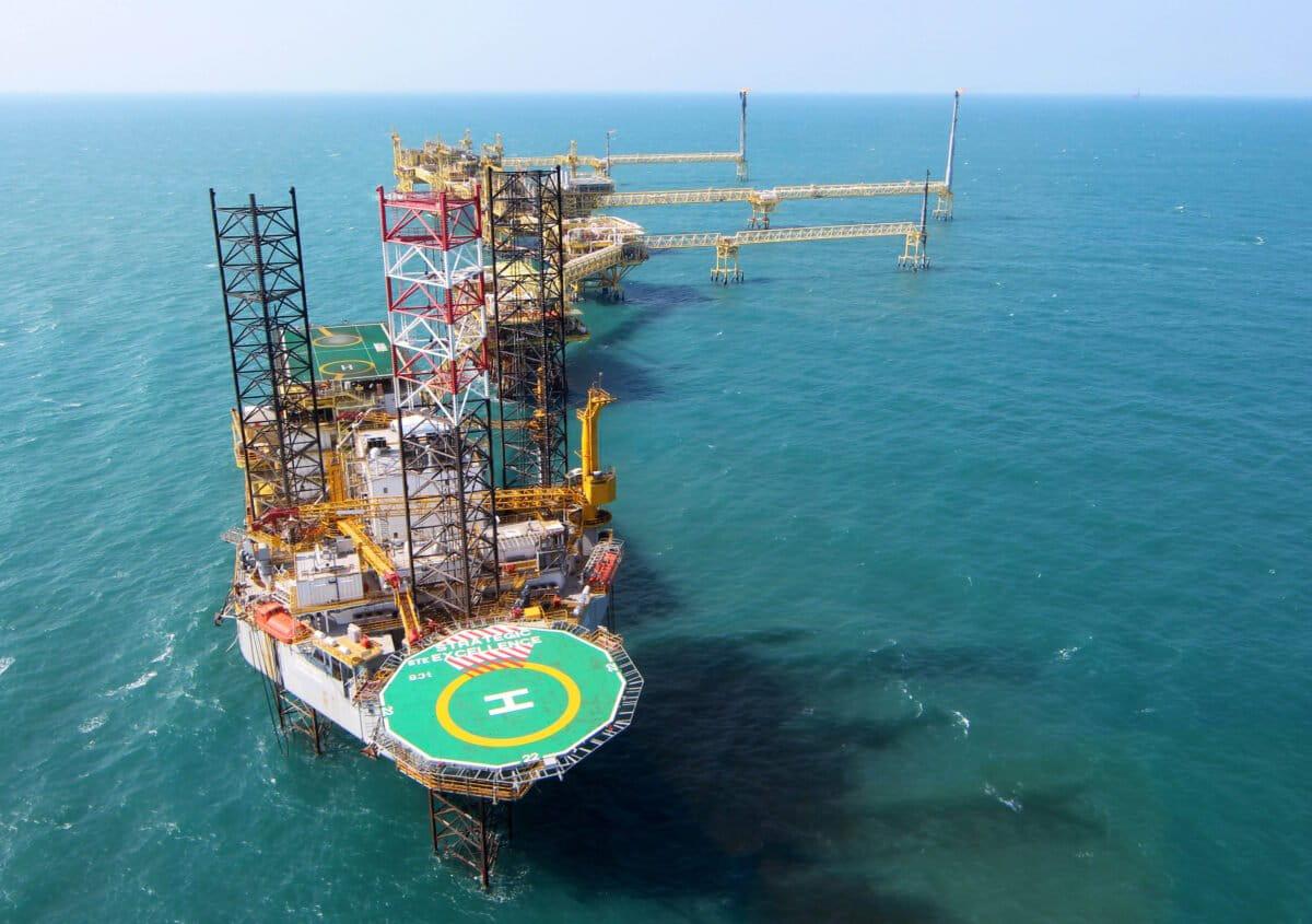 $!El informe también analiza la explotación de hidrocarburos en el mar, donde los riesgos de accidentes son mayores y con más dificultad para supervisar, medir y remediar.