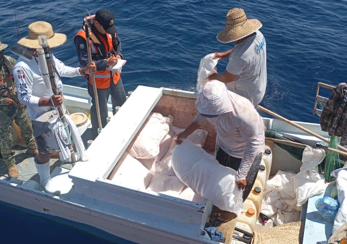 $!Marina y Conapesca retienen producto y artes de pesca por actividades irregulares en la Reserva de la Biosfera Islas Marías