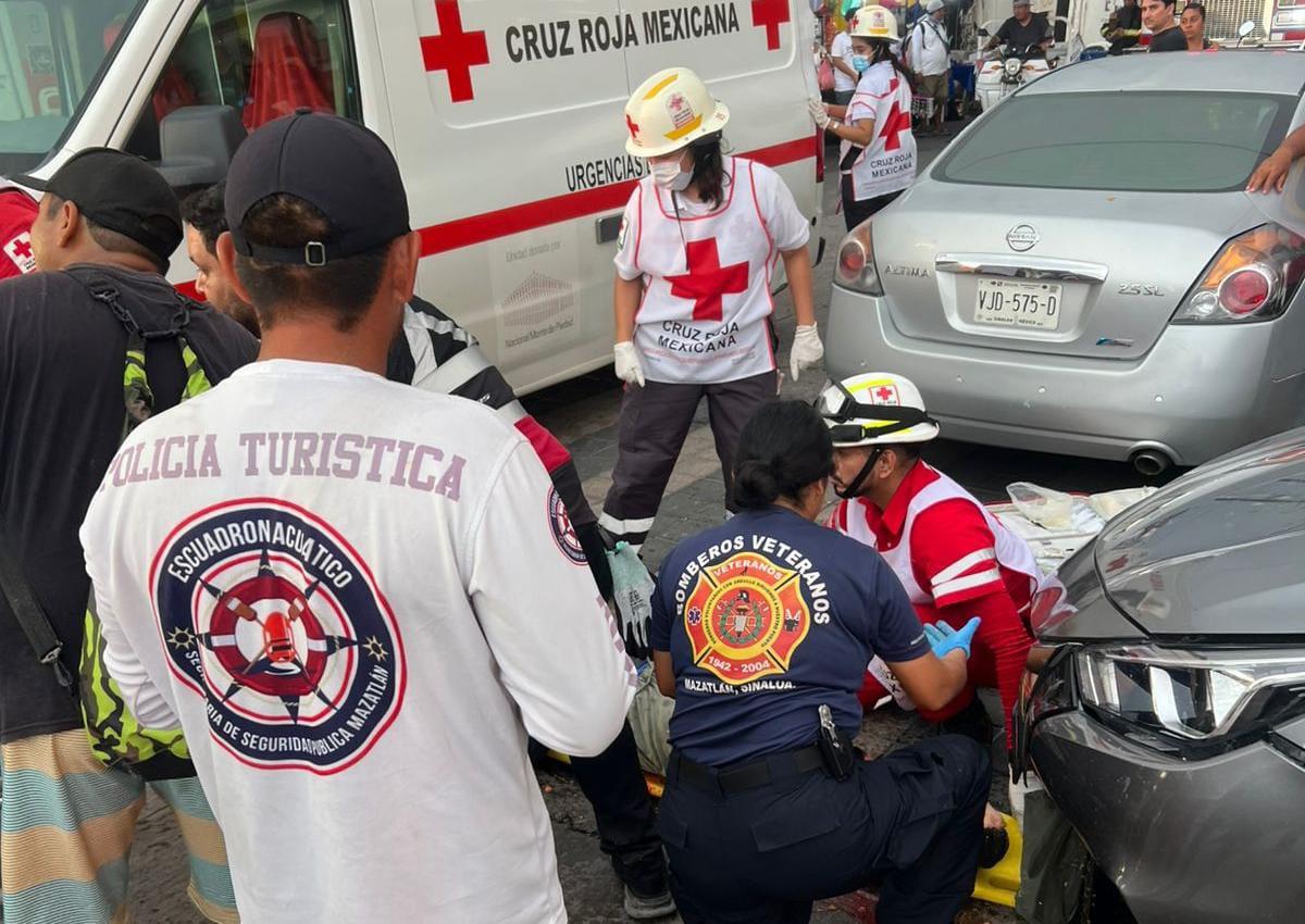 $!Auto arrolla a pareja en la Avenida del Mar, en Mazatlán; mujer queda prensada