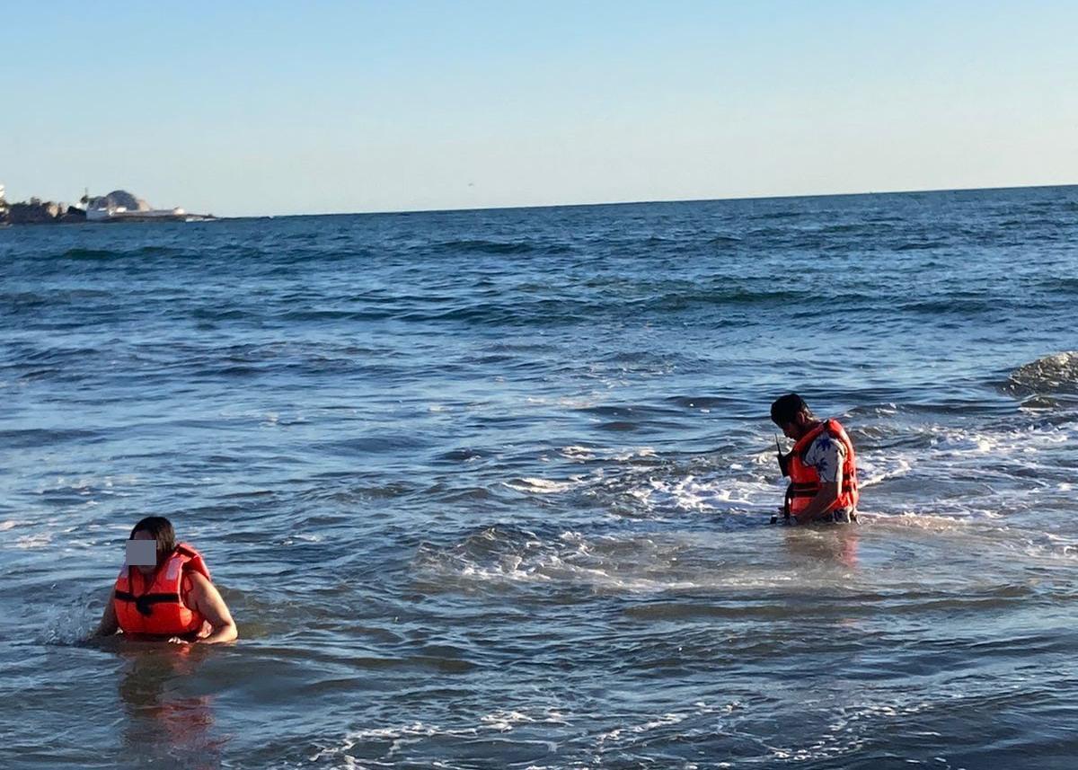 $!Cae al mar una pareja que viajaba en parachute; rescatan a 10 más que eran jalados por la resaca