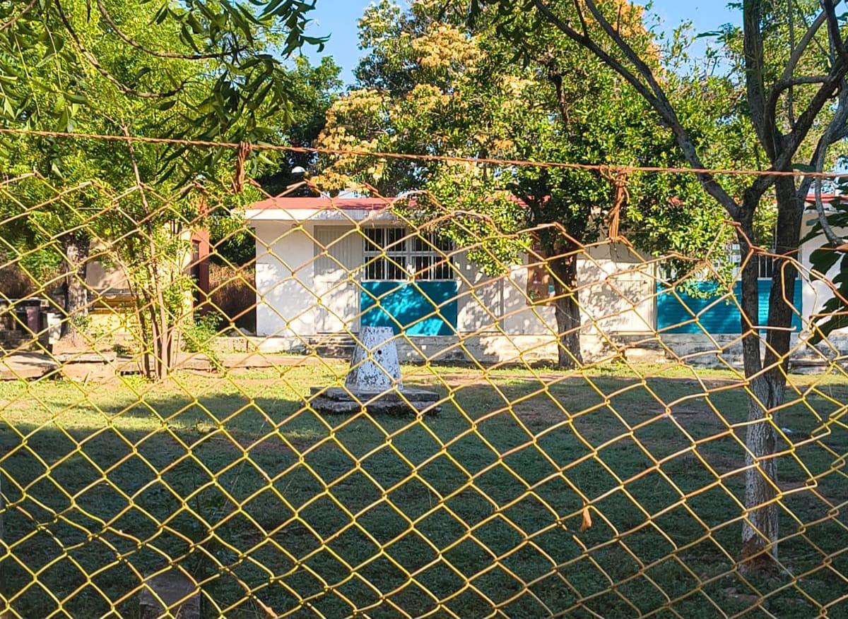 $!Padres denuncian ausencia constante de docente en primaria de Loma Gabriel Leyva Solano, en Escuinapa
