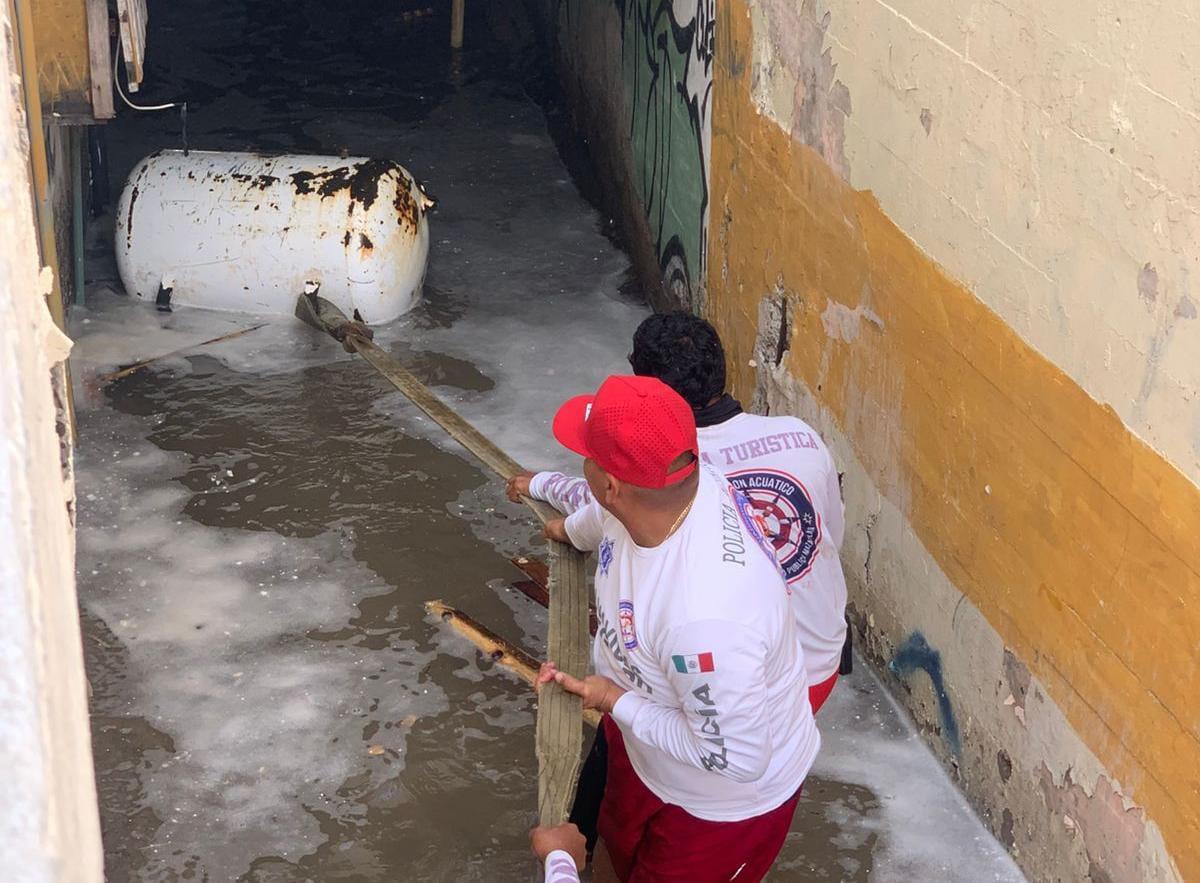 $!Auxilia Escuadrón de Salvamento Acuático a surfista arrastrado por las olas en Mazatlán