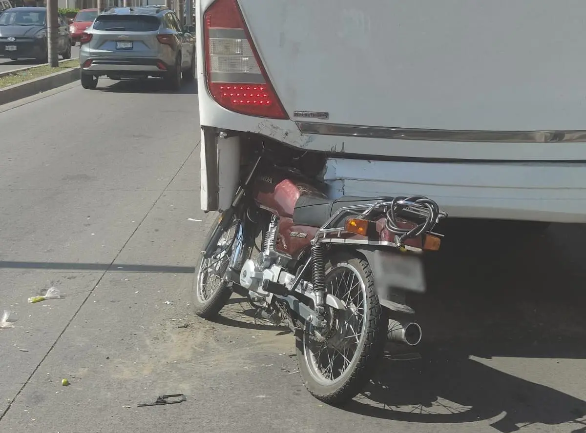 $!Motociclista resulta lesionado tras chocar contra camión de personal en la Zona Dorada de Mazatlán