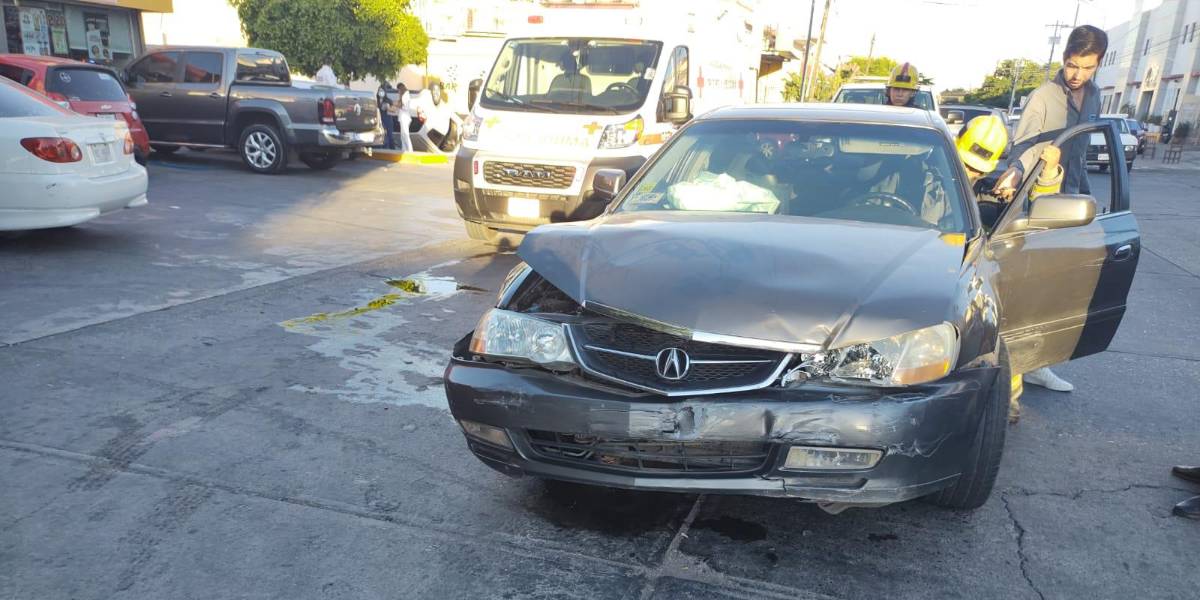 Se vuelca vehículo tras choque en el centro de Culiacán