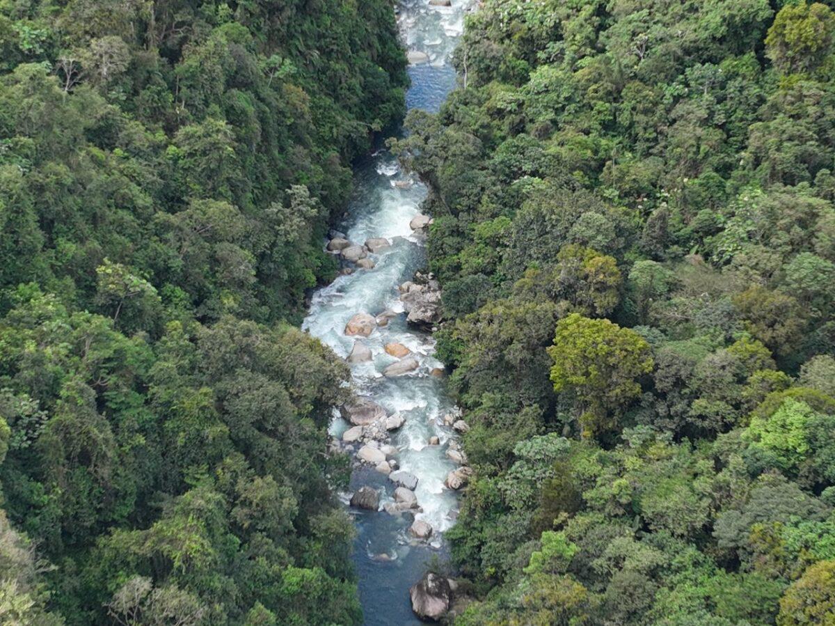 $!En Ecuador, la minería ilegal destruye un afluente del Amazonas y amenaza a una ciudad