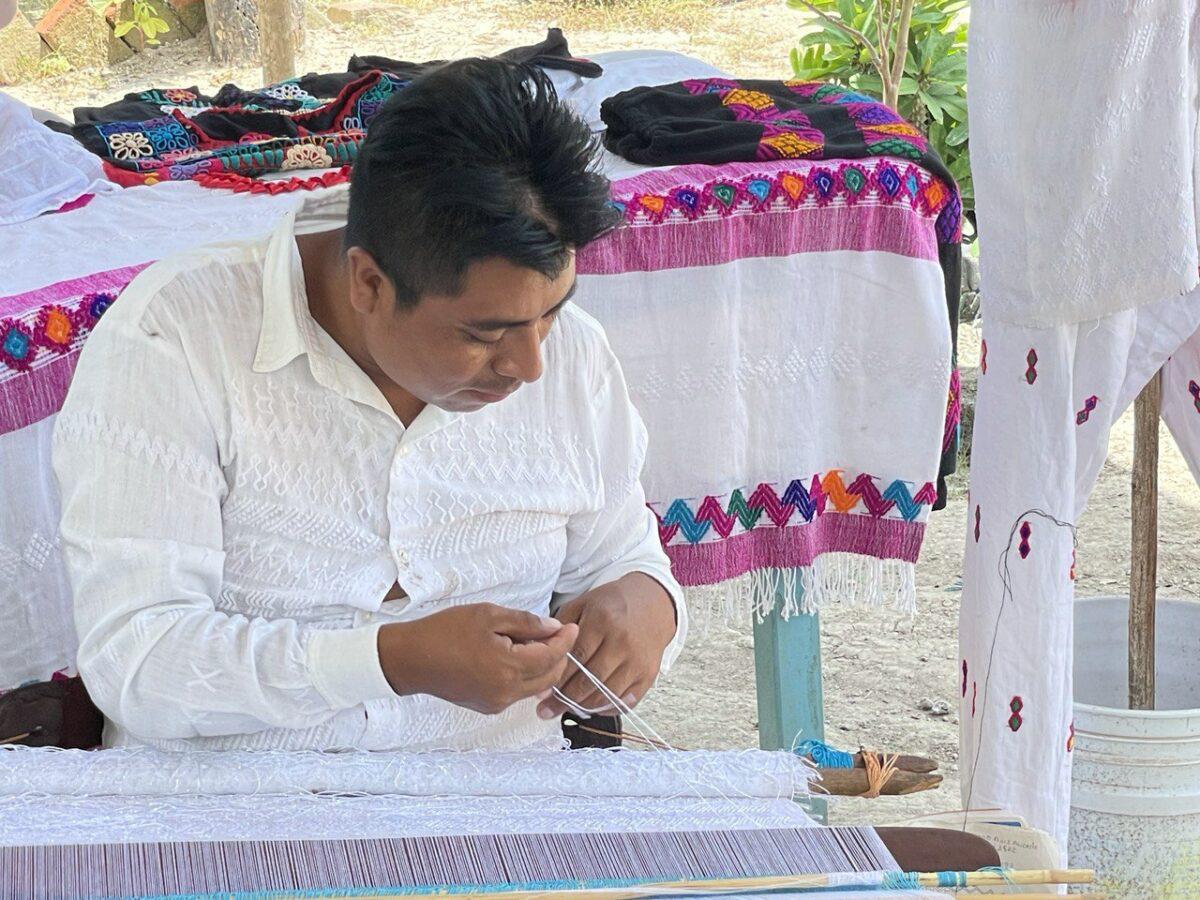 $!Alan y Mariano, tejedores indígenas que rompieron estereotipos de género