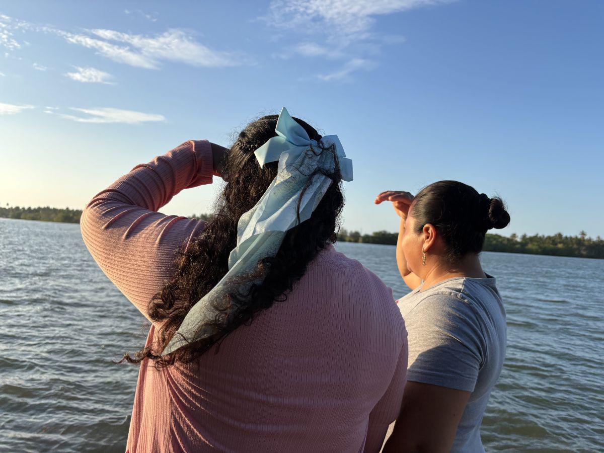 $!Dos de las mujeres desconchadoras de ostiones en Tabasco.