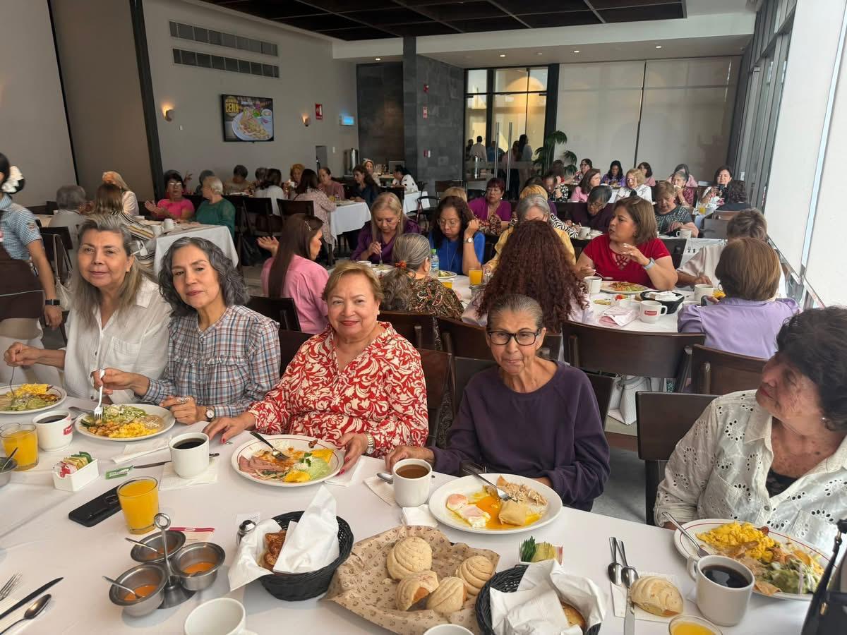 $!Las jubiladas de la UAS disfrutaron de un rico desayuno.