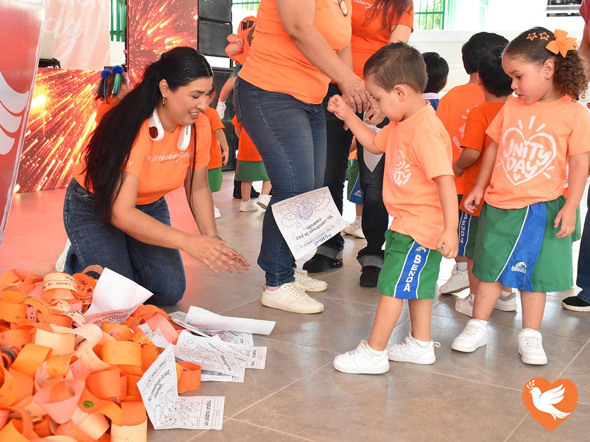 $!Alumnos de kínder colocan sus compromisos en la paloma de la Paz.