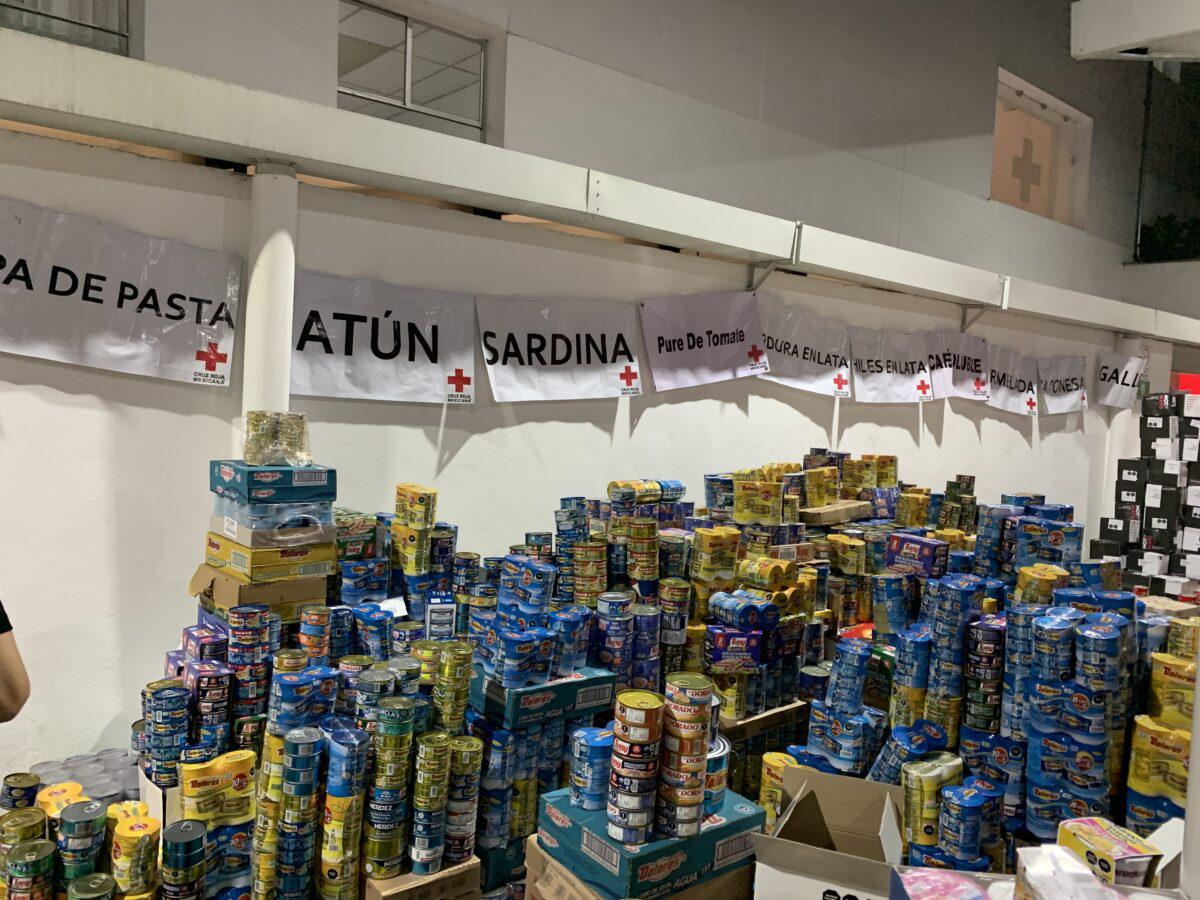 $!Pilas de latas de atún y sardina en espera de ser enviadas a la Costa Chica de Guerrero.