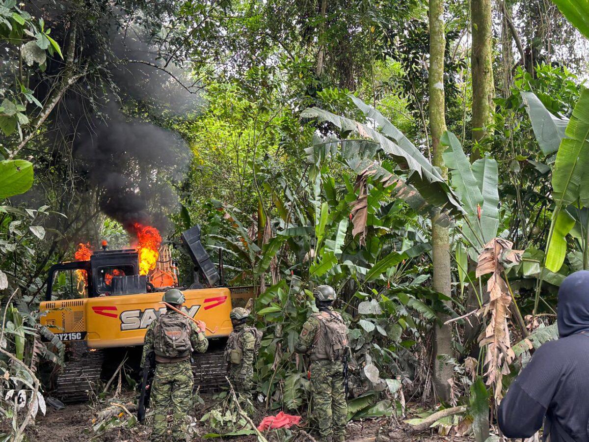 $!En Ecuador, la minería ilegal destruye un afluente del Amazonas y amenaza a una ciudad