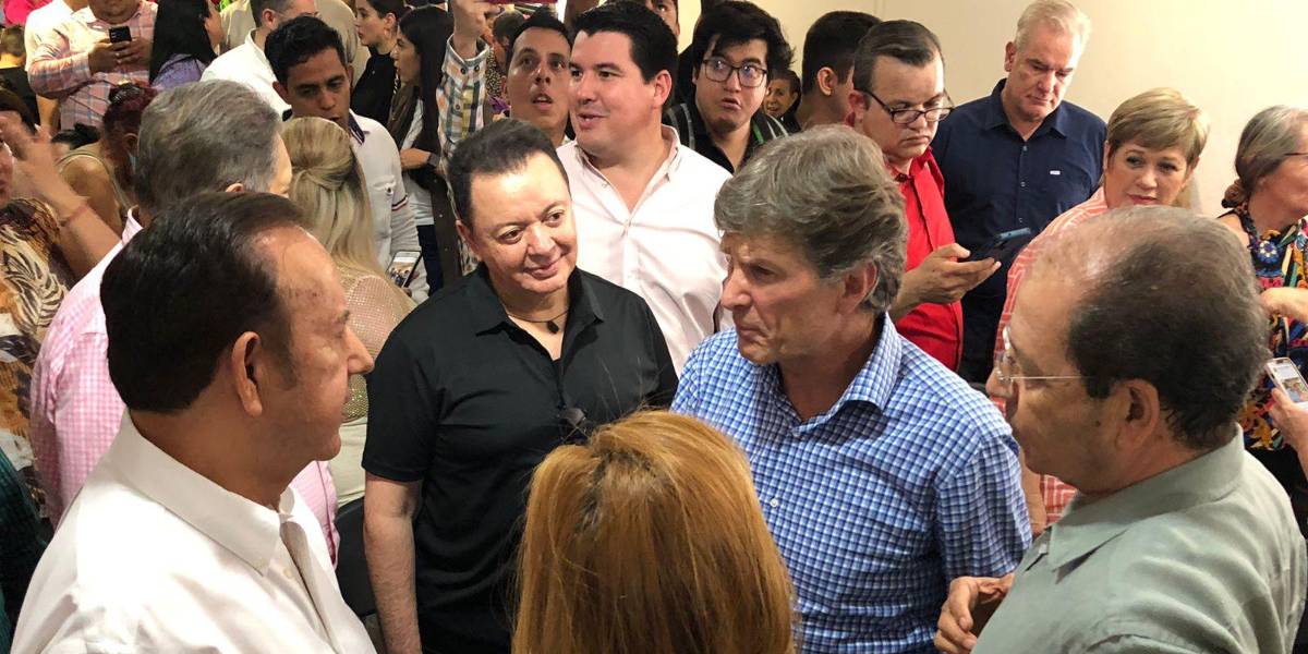 Entre retardo y problemas de logística, Enrique de la Madrid visitó Culiacán este miércoles