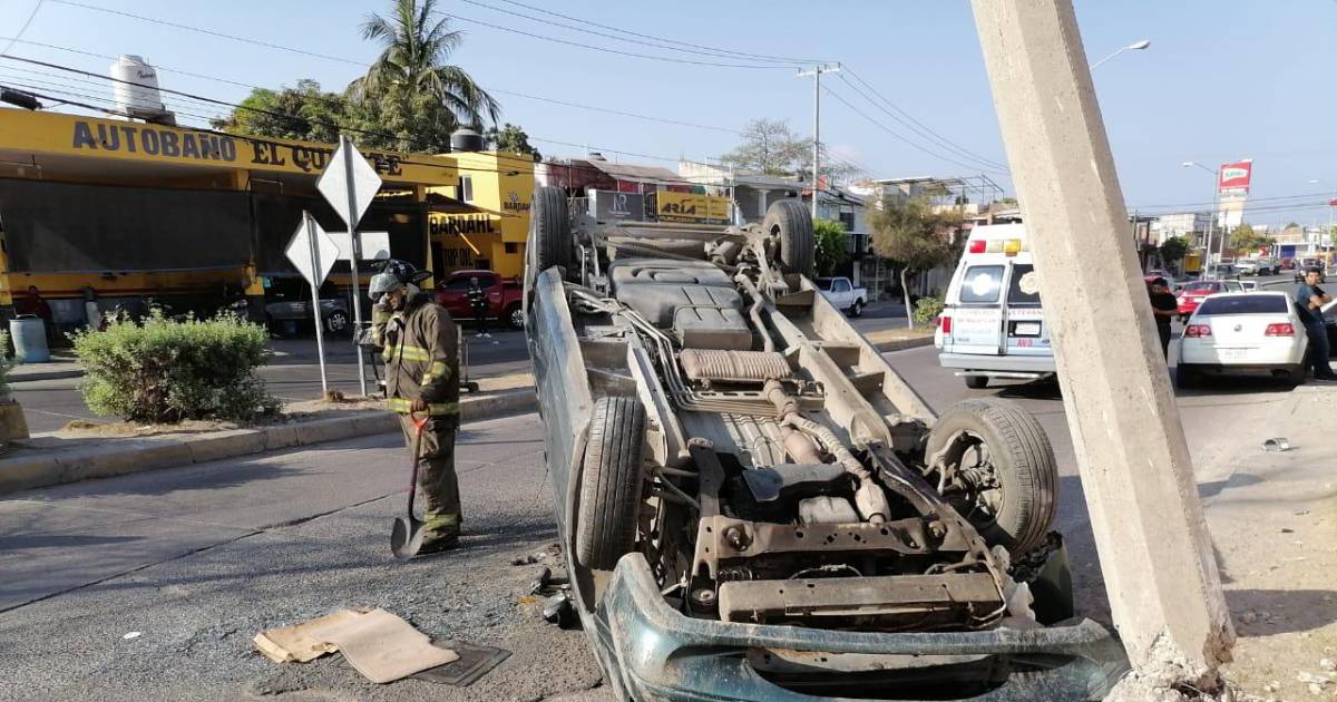 Camioneta choca contra poste y vuelca en la Santa Rosa, en Mazatlán