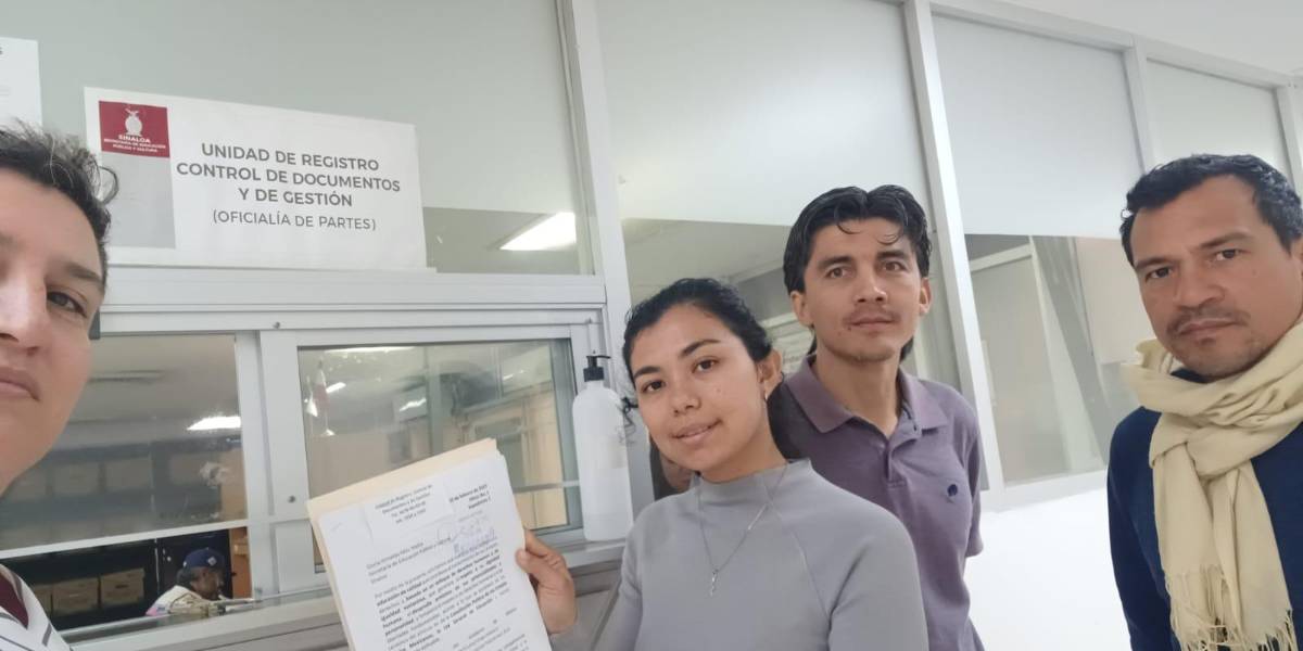 Madres de la primaria Roberto Hernández, en Culiacán, se manifiestan en SEPyC por corte de luz