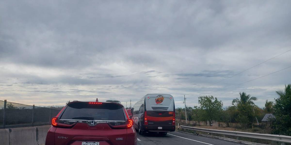 Se satura la Autopista Mazatlán-Culiacán tras visitas al puerto para ver el Eclipse Total de Sol