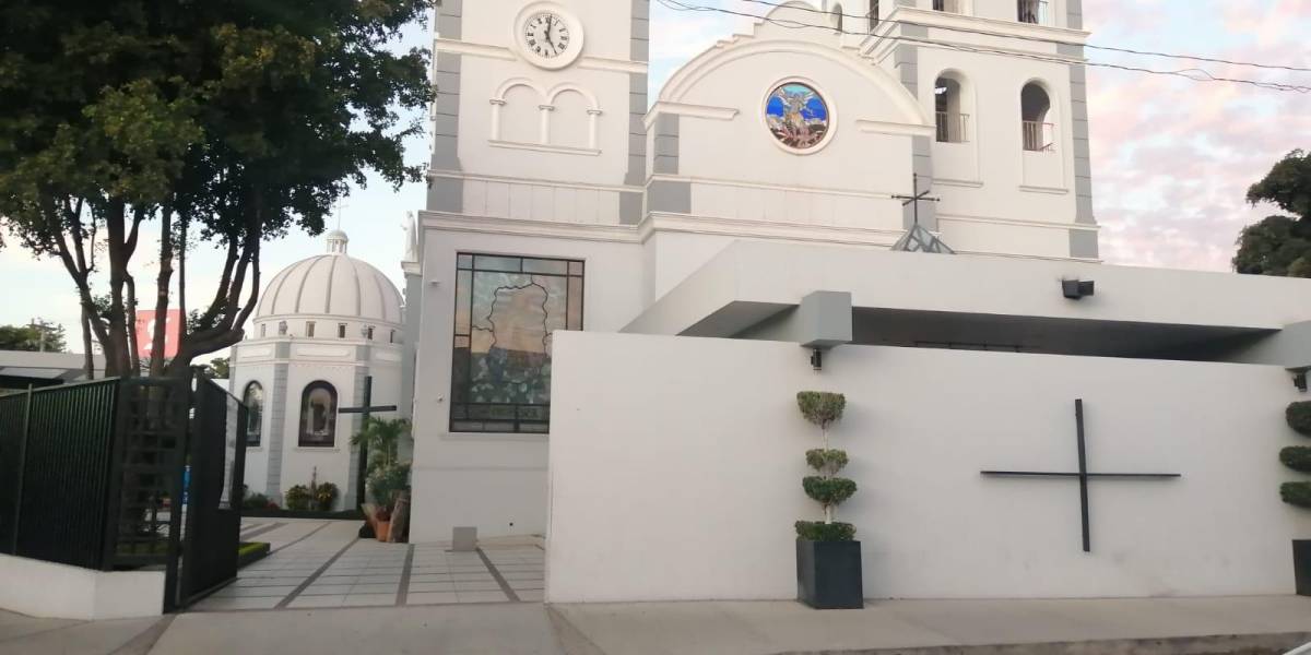 Arrestan a tres personas en la iglesia del 'Padre Cuco', en Culiacán