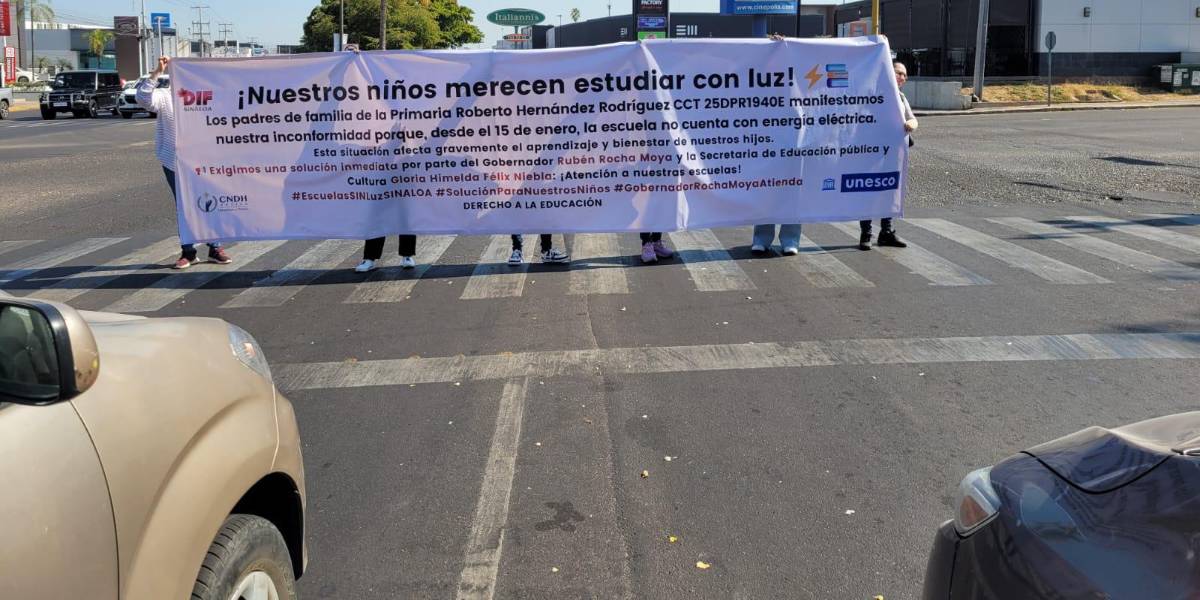 Madres de la primaria Roberto Hernández, en Culiacán, se manifiestan en SEPyC por corte de luz