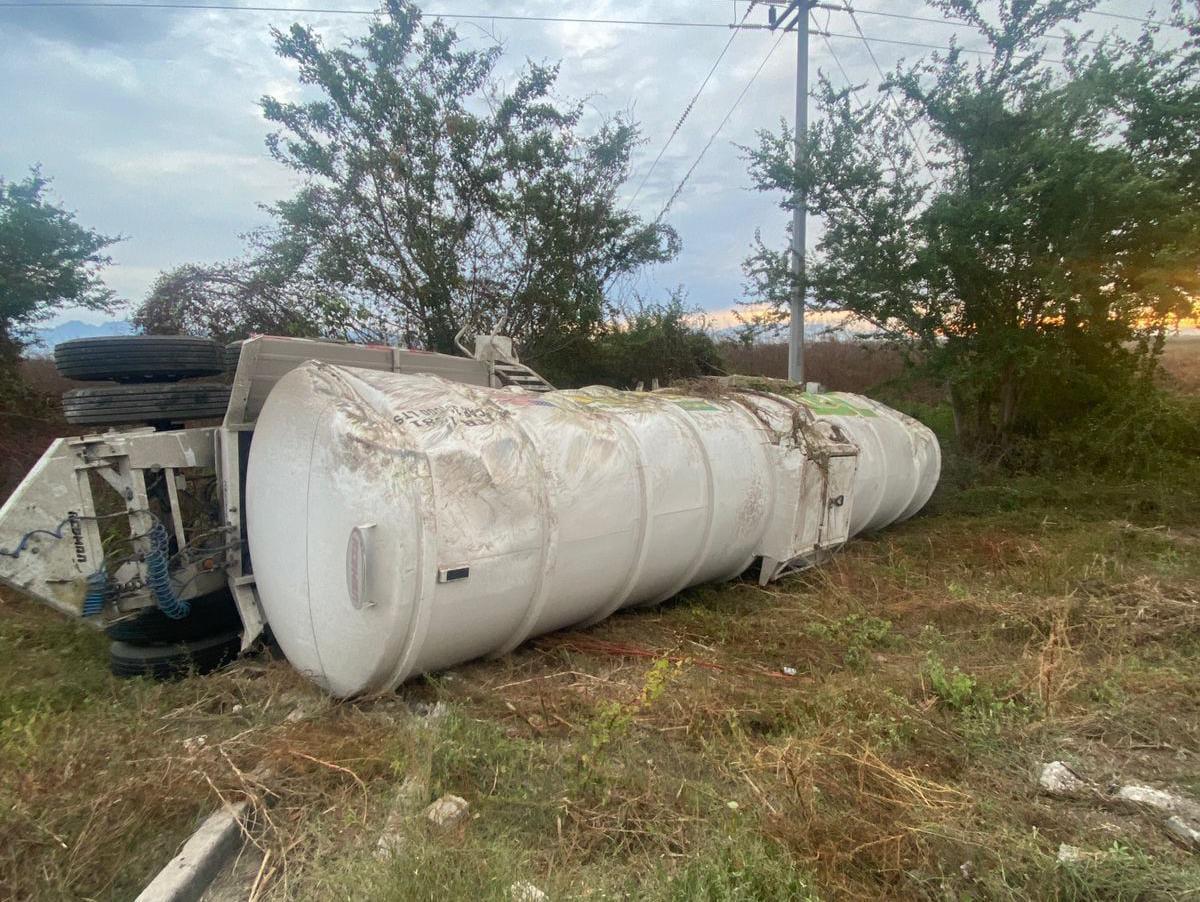 $!Se vuelca pipa en la Maxipista y cierran tramo carretero