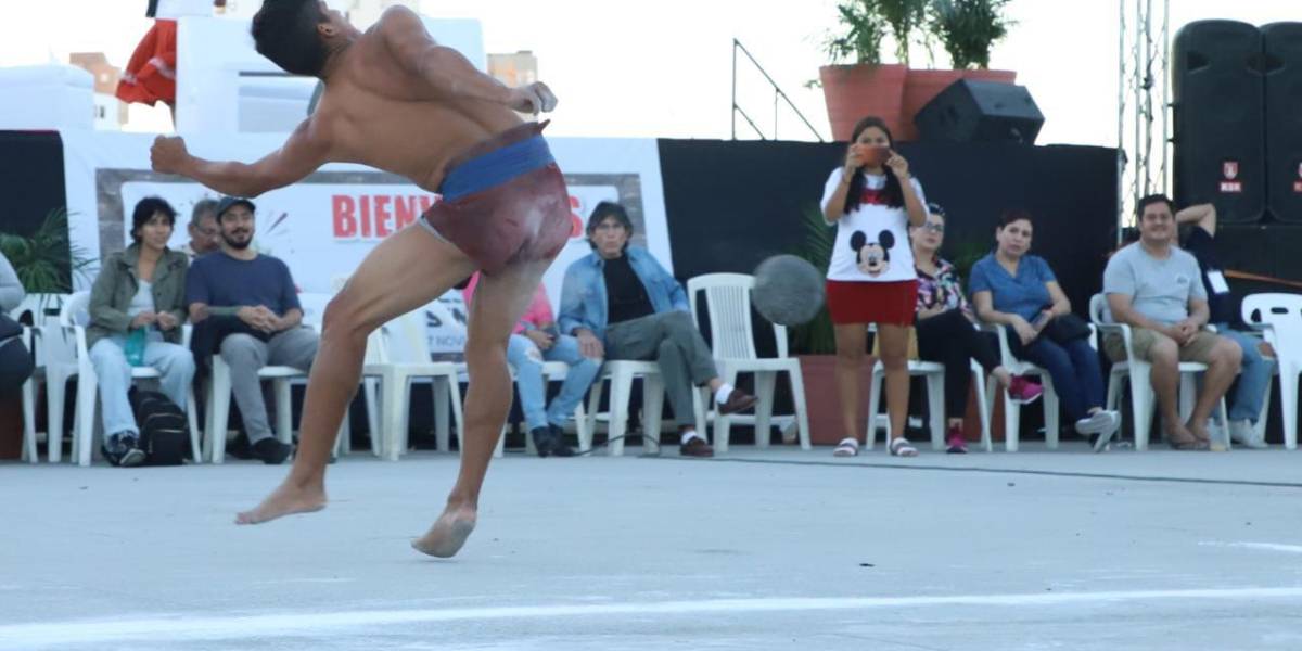 Dan exhibición de Ulama en el Parque Central en Mazatlán