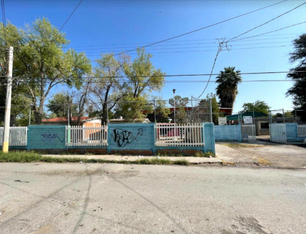 $!Además de vandalismo al interior, la escuela primaria Lázaro Cárdenas, en Matamoros, fue grafiteada por fuera y es fecha en que permanece así.
