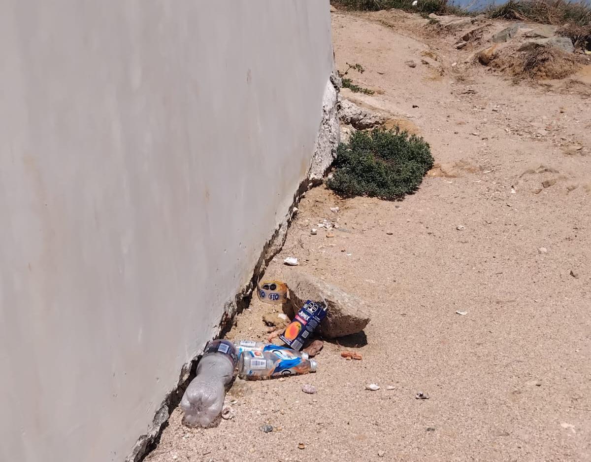 $!Se encuentra Playa Pinitos, en Mazatlán, entre saturación de comercio y basura