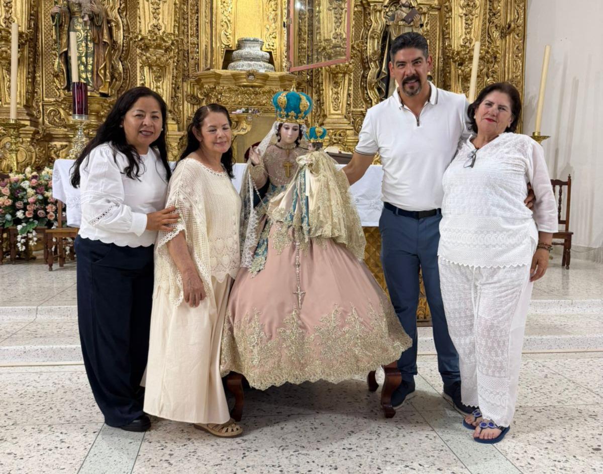 $!María Cristina, vecina de Aguascalientes, prendada de la Virgen del Rosario decidió donarle un vestido