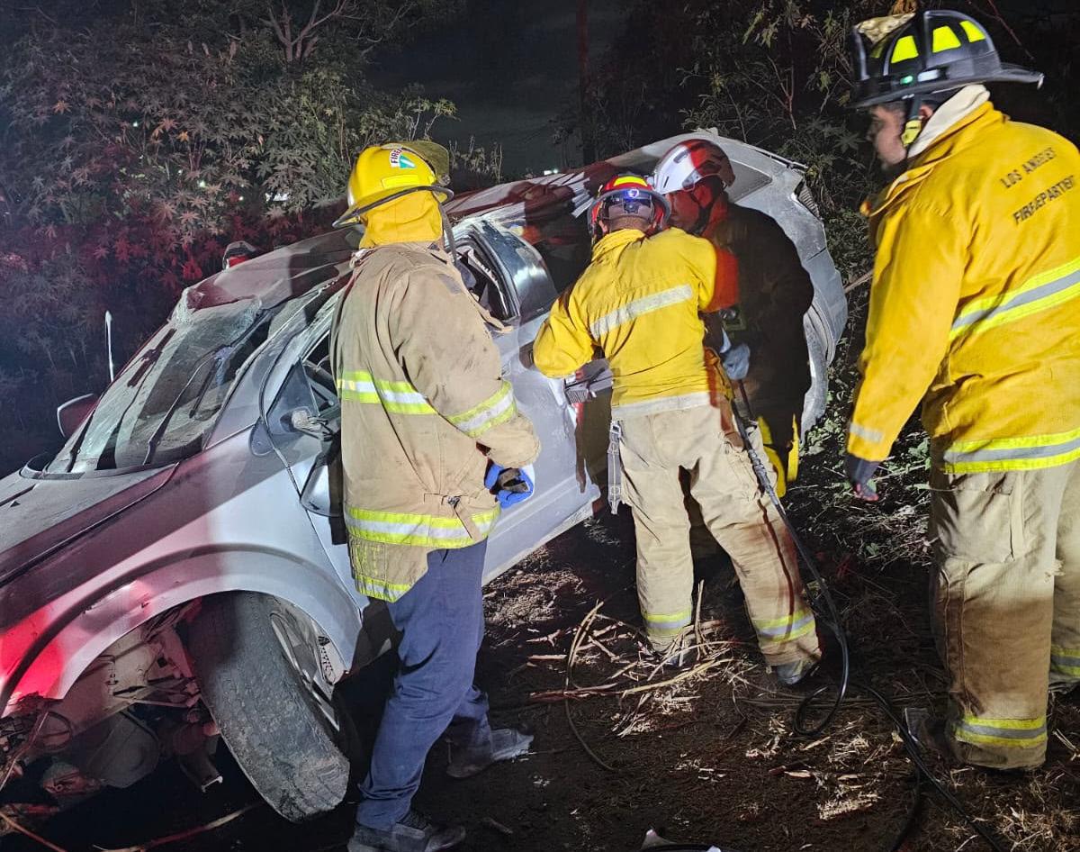 $!Aparatosa volcadura deja dos personas muertas y una herida al sur de Mazatlán