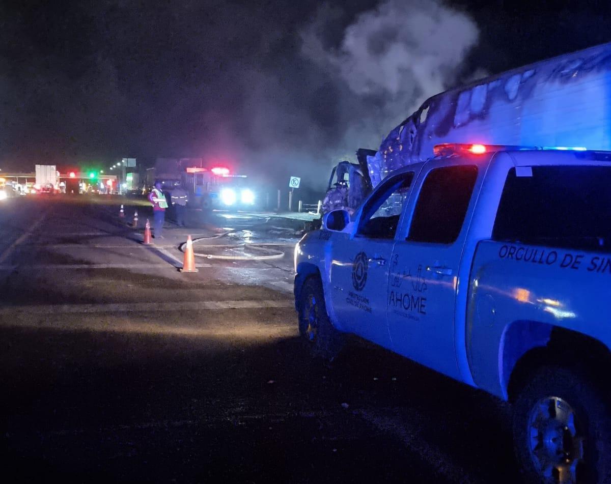 $!Tráiler cargado de lechugas se incendia en la México 15, en Ahome; queda en pérdida total