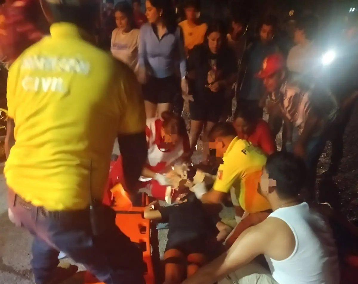 $!Resultan lesionadas dos menores tras derrapar en motocicleta en Agua Verde, Rosario