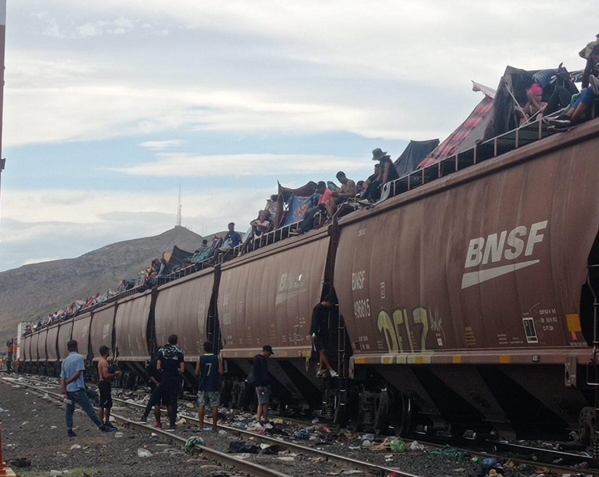 $!INM y la Guardia Nacional presionan a migrantes para bajar de tren en el norte del País
