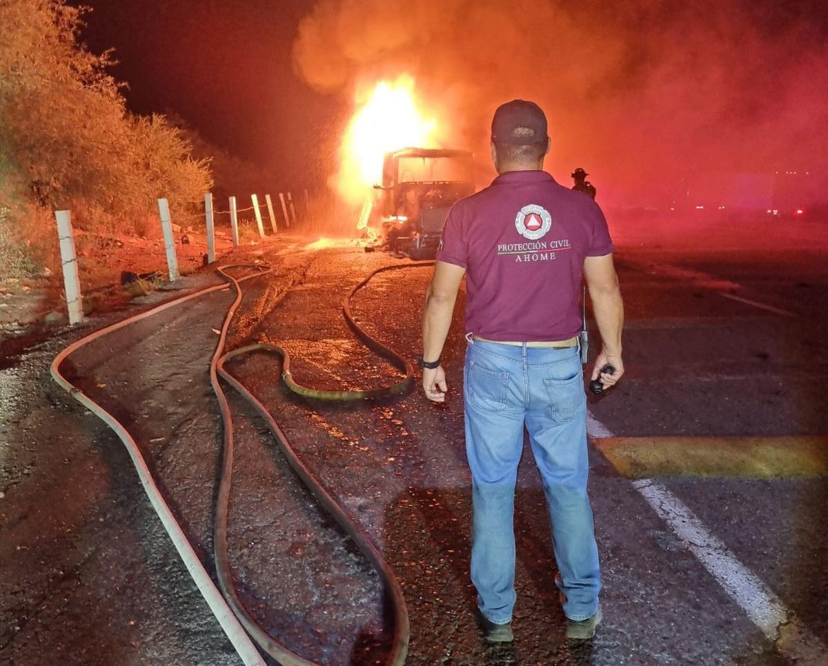 $!Tráiler cargado de lechugas se incendia en la México 15, en Ahome; queda en pérdida total