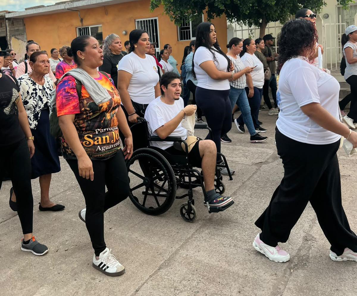 $!Pueblo de Agua Verde peregrina para agradecer la salud de joven y pedir paz a la Virgen del Rosario