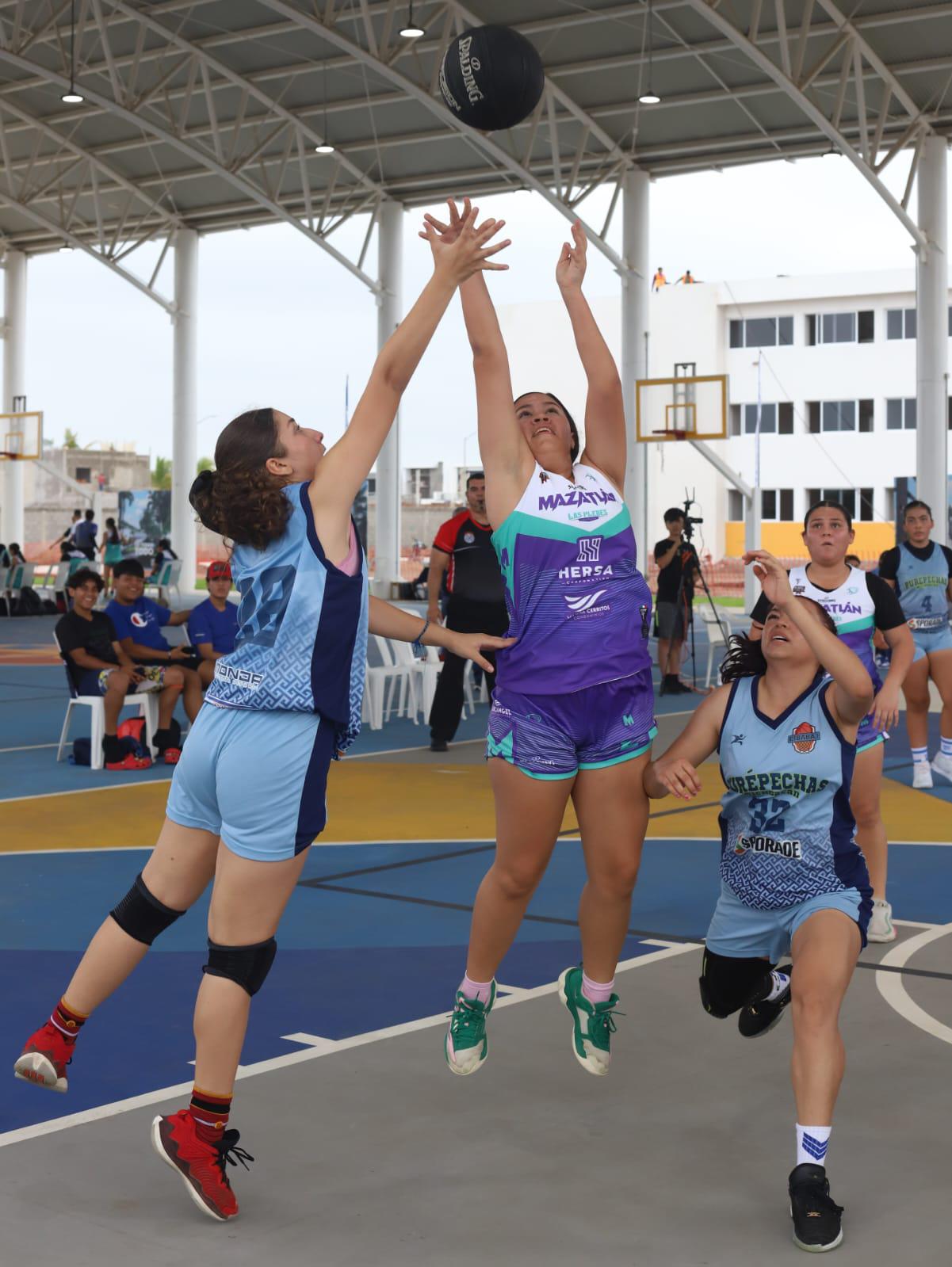 $!Las Plebes defienden el terreno en Nacional U18 de Academias