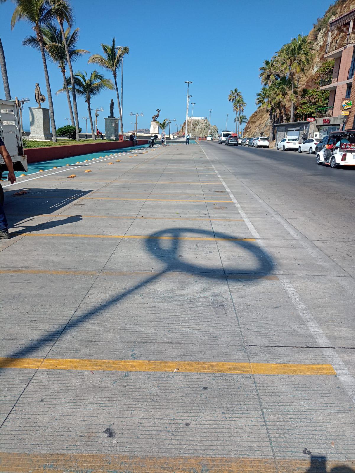 $!Quitan maceteros en Paseo Claussen y liberan espacios para estacionamiento