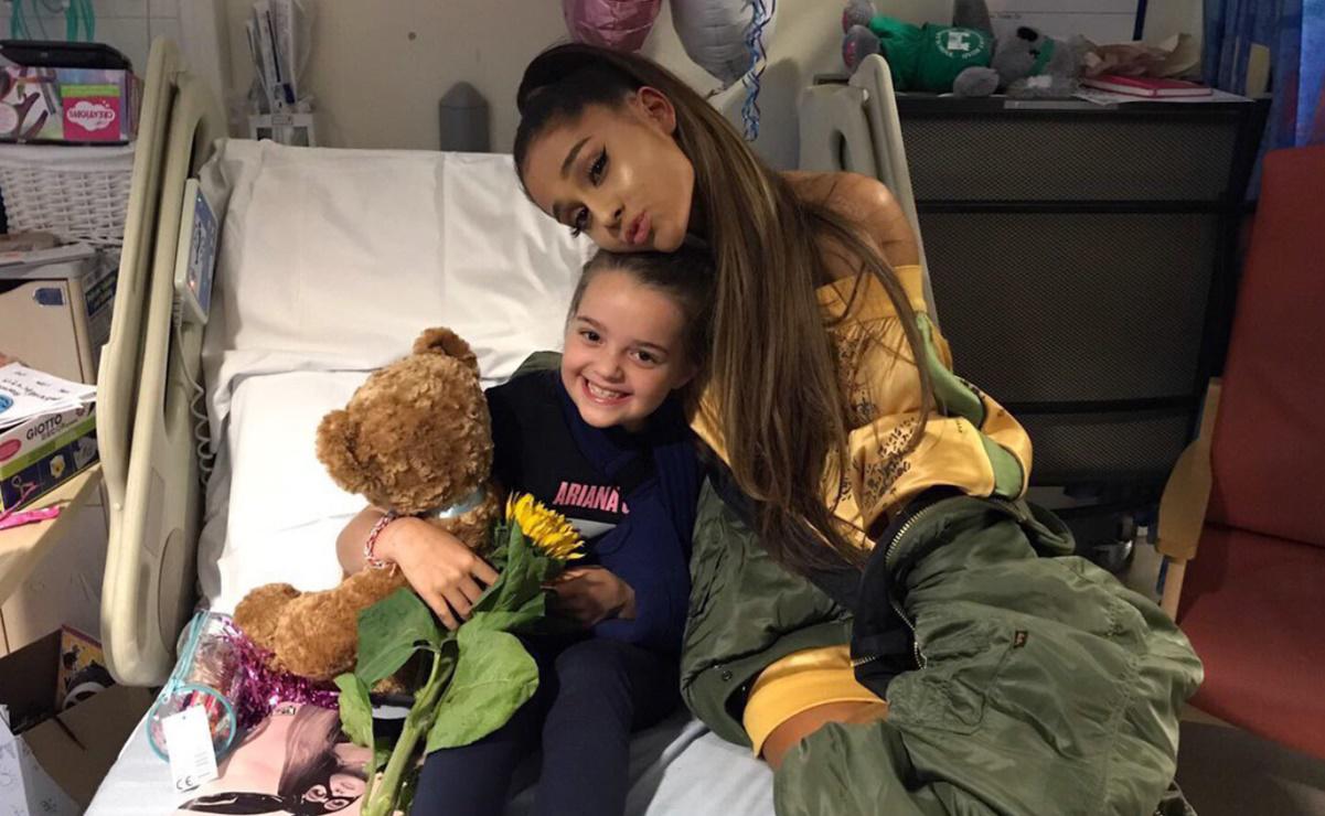 $!Comparte Ariana Grande regalos a niños de varios hospitales en Manchester, Inglaterra