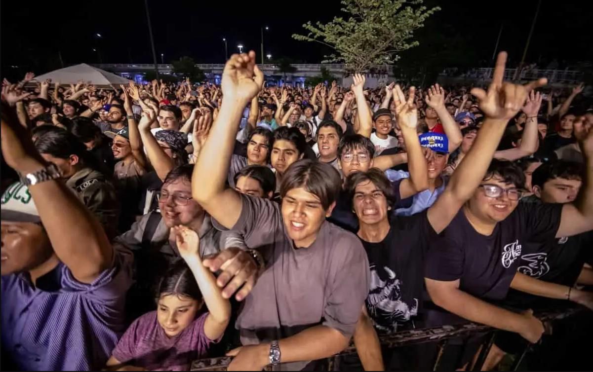 $!La multitud se convirtió en una comunidad juvenil que encontró en el freestyle una forma de expresión y pertenencia.