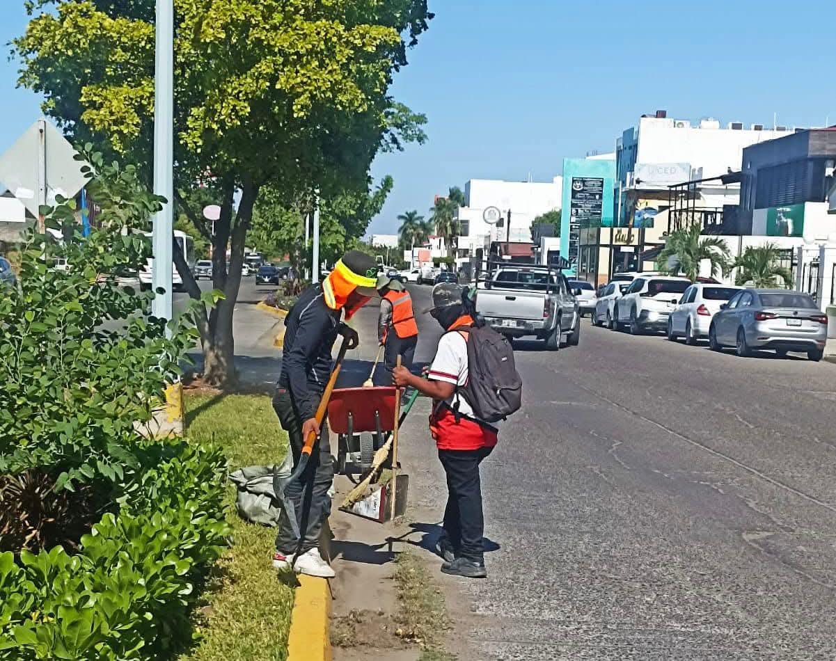 $!Aseo Urbano y Parques y Jardines se suman a la limpieza en Carnaval de Mazatlán con 300 trabajadores
