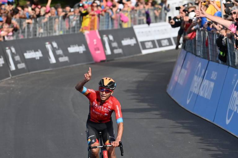 Colombiano Santiago Buitrago llora de alegría en el Giro de Italia