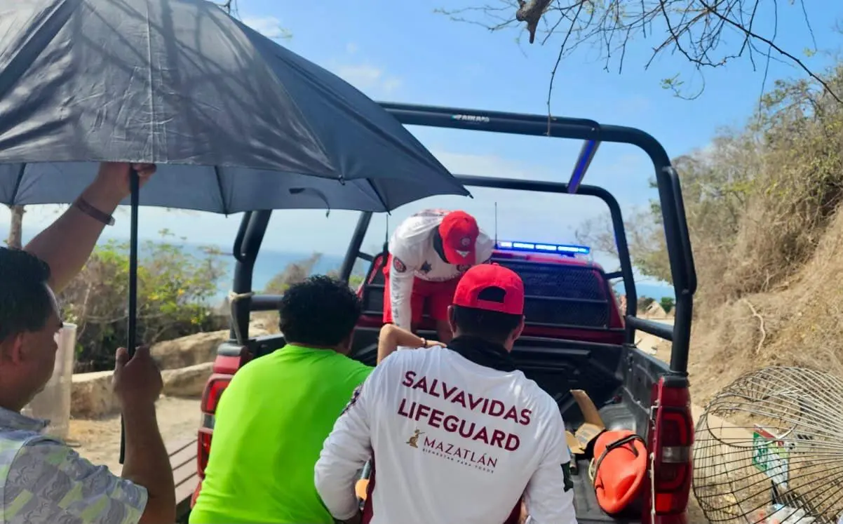 $!Joven se desvanece y resulta lesionada al subir al Faro de Mazatlán