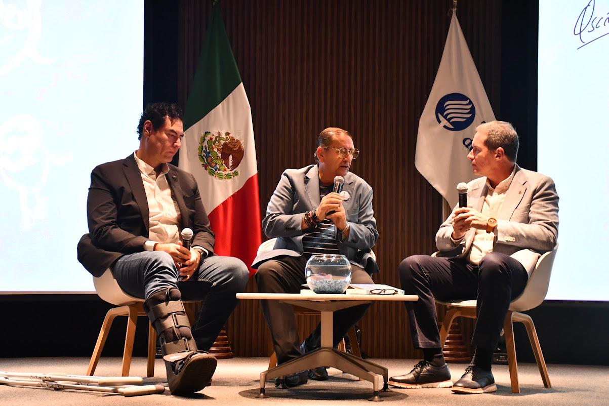 $!Gustavo León y Richard David Huett acompañan al autor.