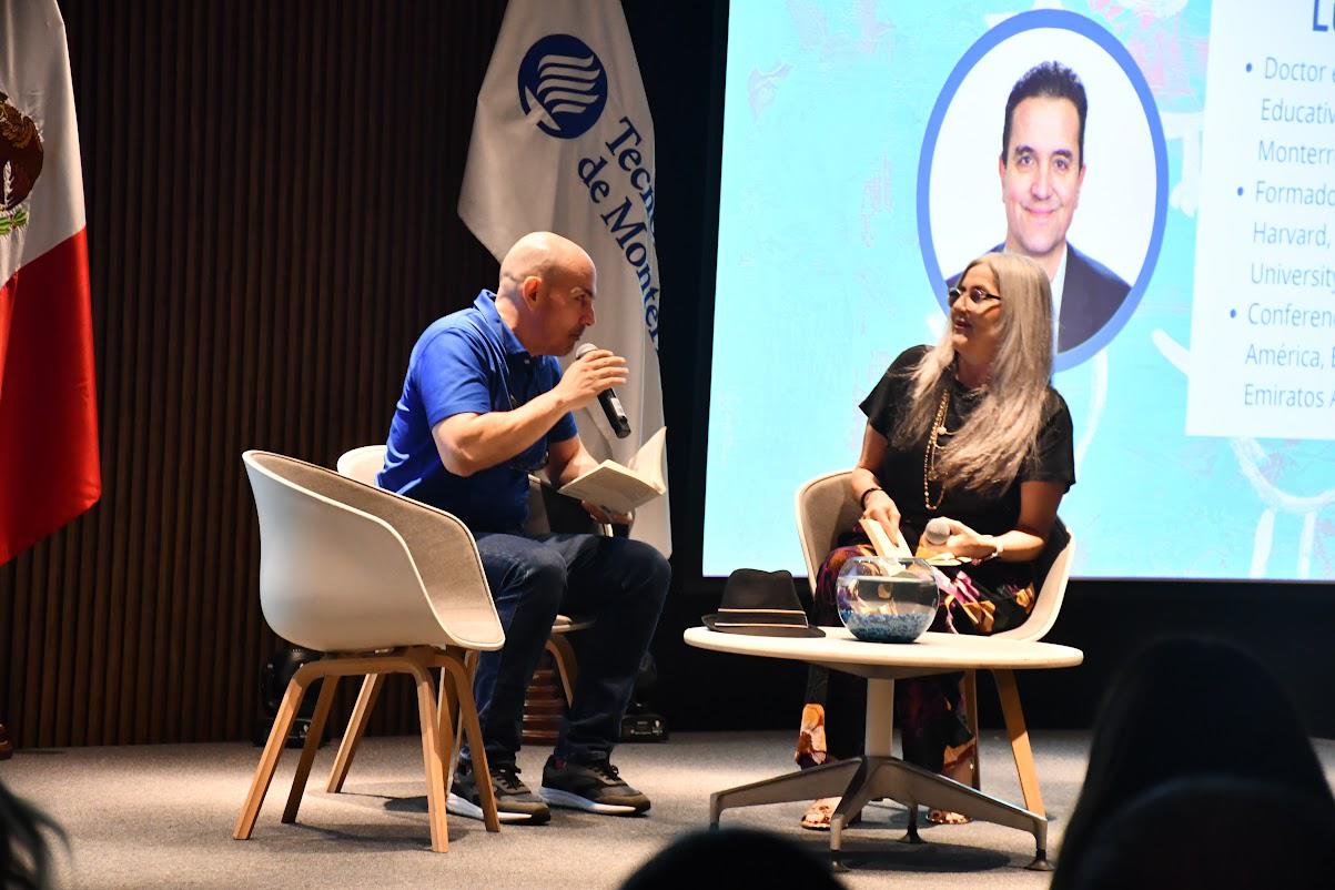 $!Lectores invitados participan leyendo algunas de las historias del libro.