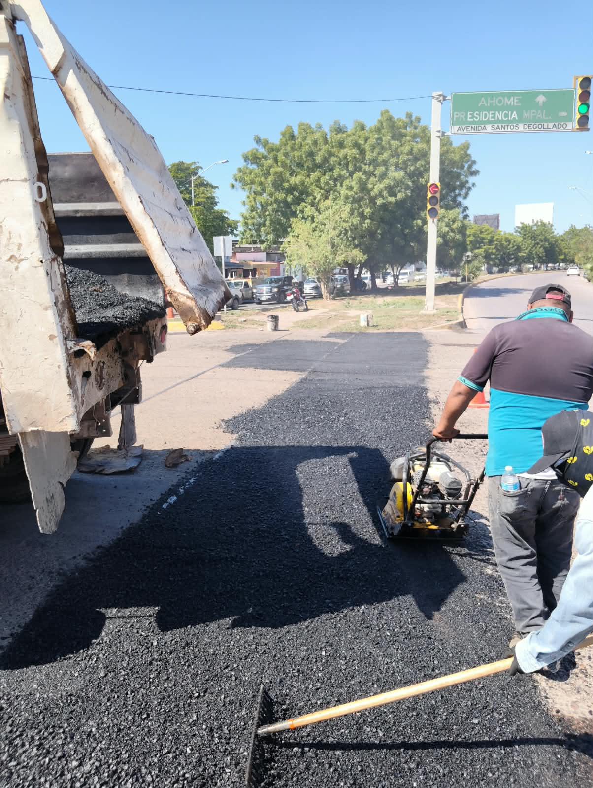 $!Ahome refuerza programa de bacheo en Los Mochis, incrementando la cobertura diaria