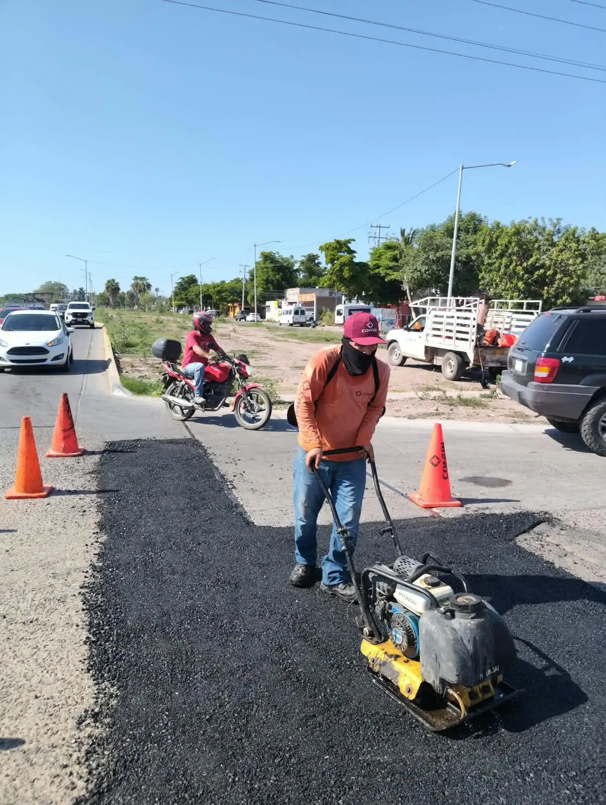 $!Ahome refuerza programa de bacheo en Los Mochis, incrementando la cobertura diaria