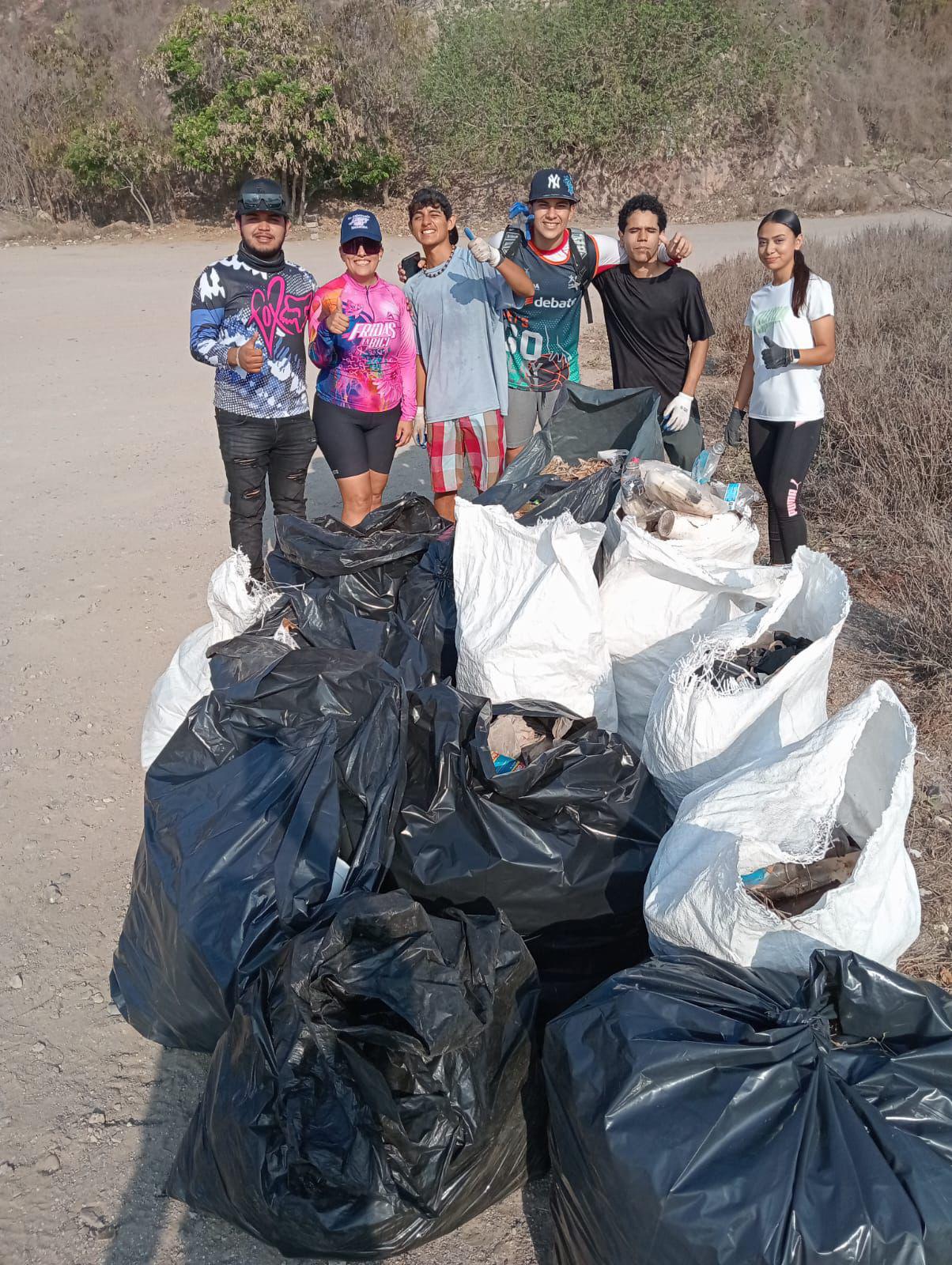 $!Se unen Fridas en Bici y alumnos del CBTis 51 a la Gran Jornada de Limpieza de Playas 2025