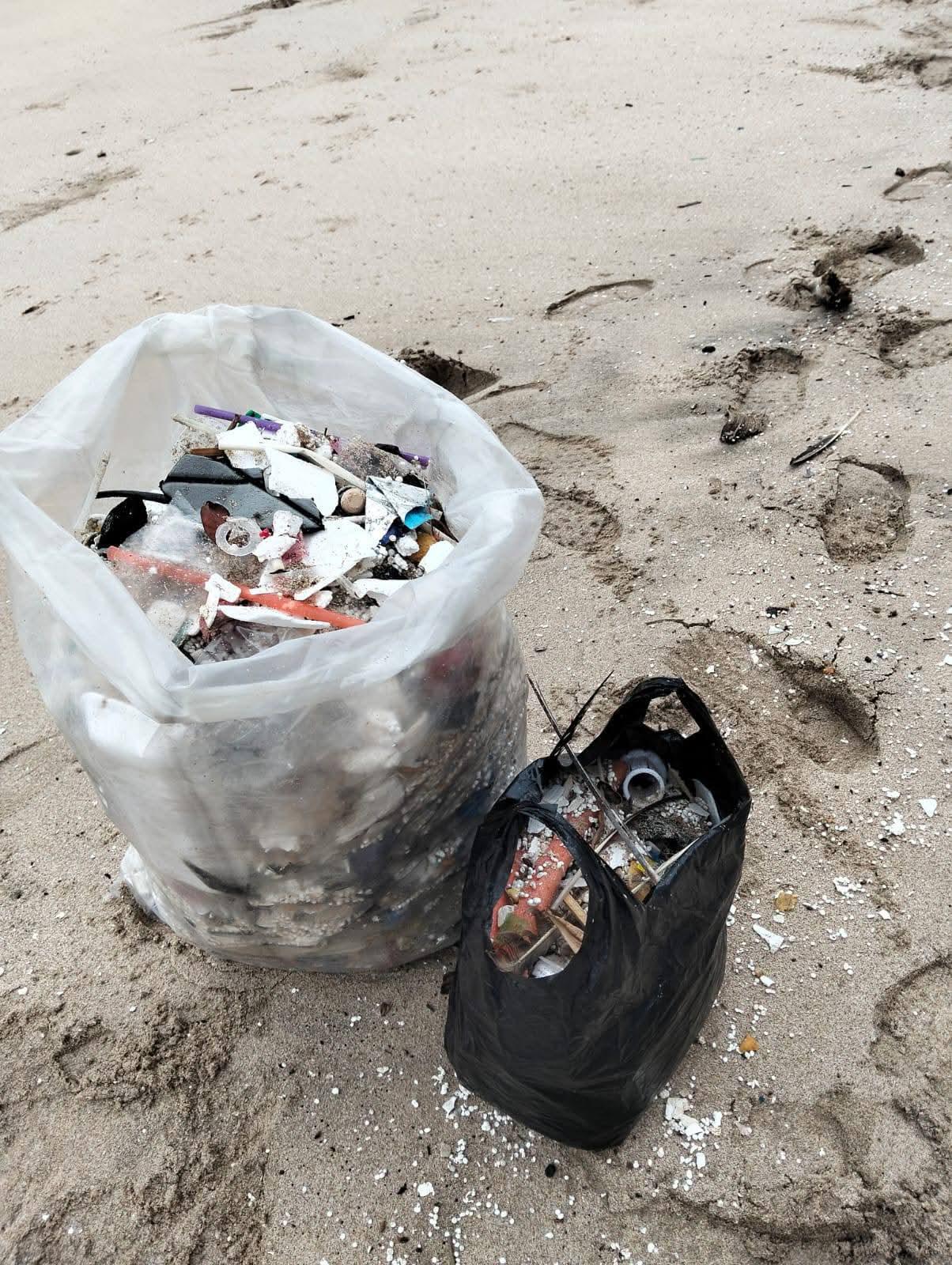 $!Marejadas arrastran quemadores, troncos y basura a las playas de Mazatlán